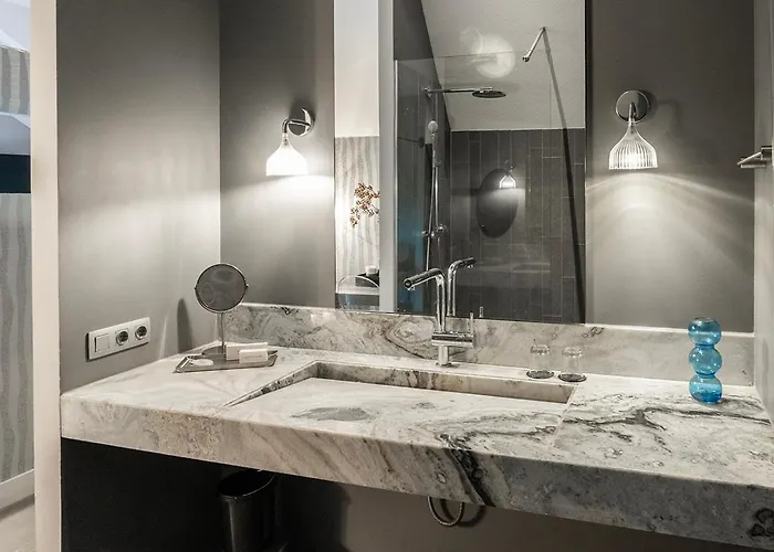 W Kitchen Acces,den Bosch- Oss, Near Train אוס